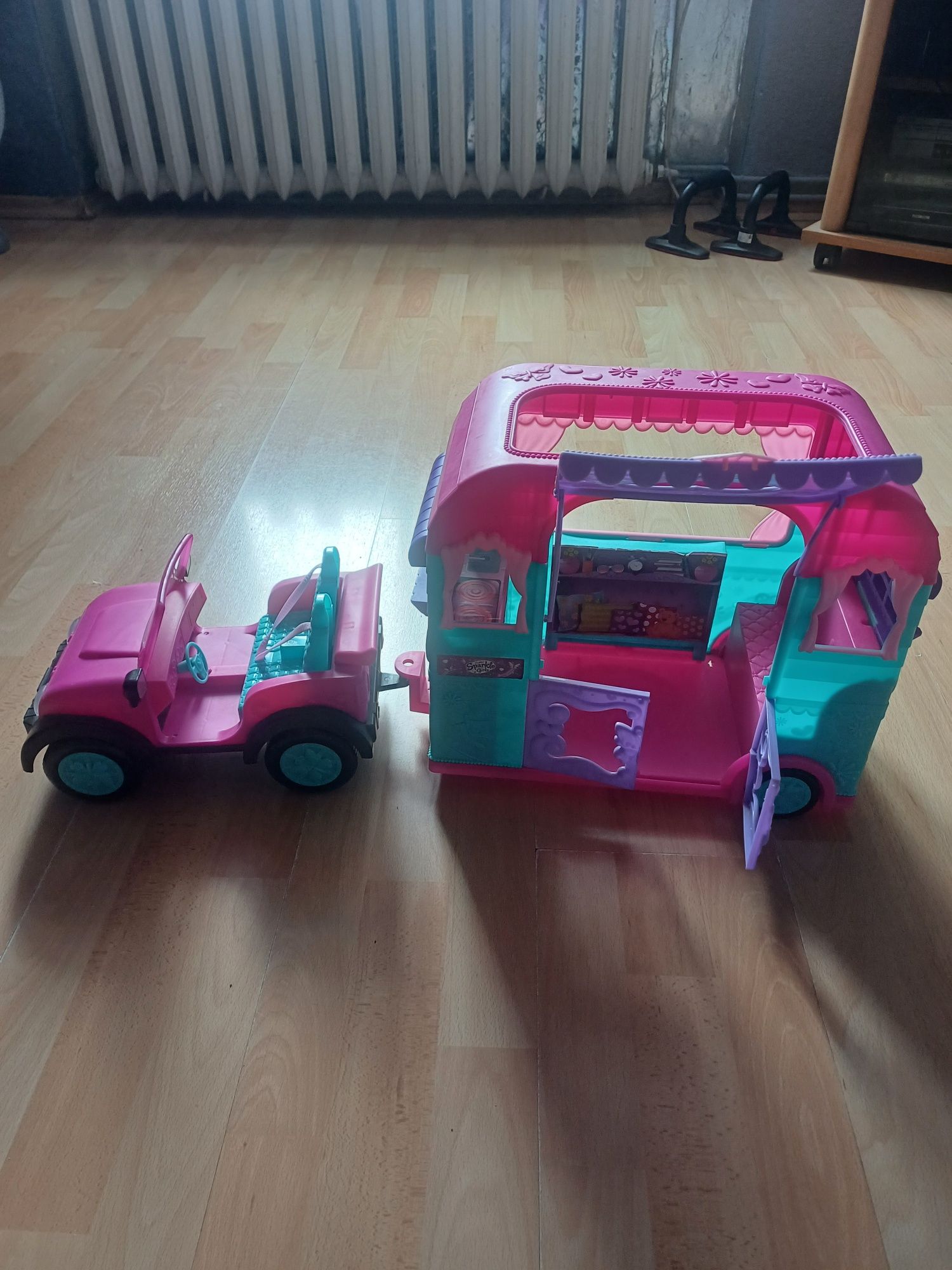 Auto z przyczepa  lalek Barbi  cemping