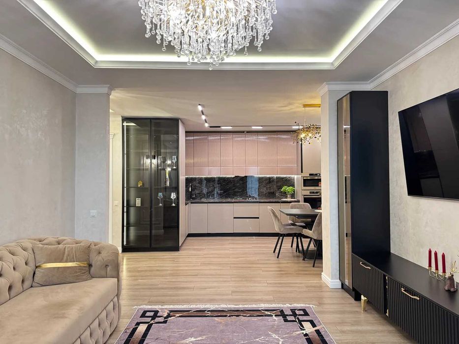 Трикімнатна з ремонтом та меблями