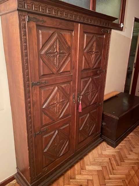 Guarda-roupa antigo (século XVIII- XIX) em madeira maciça