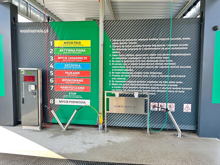 Автомойка самообслуживания в Варшаве с землей, Польша
