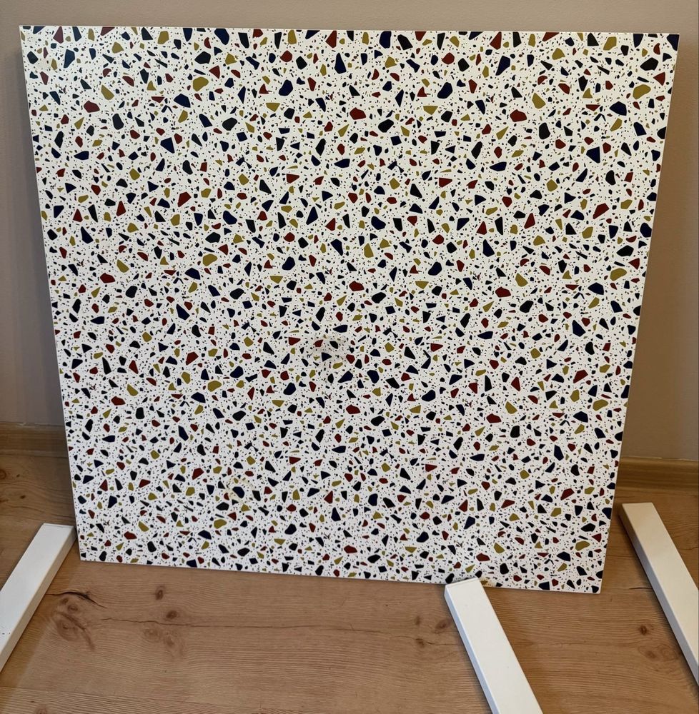 Stół Ikea z kolorowym blatem