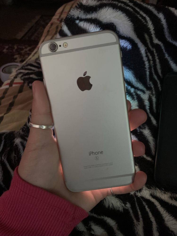 Телефон iPhone 6s в сірому кольорі