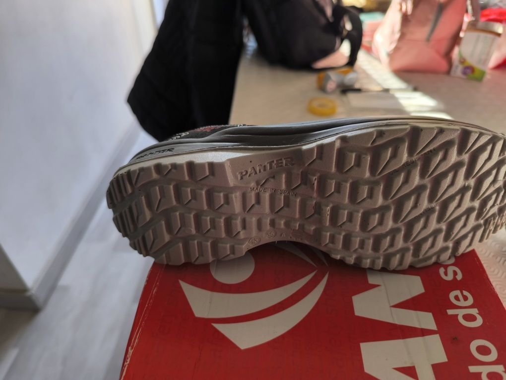 Sapatos de trabalho novos.