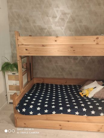 Piętrowe łóżko drewniane