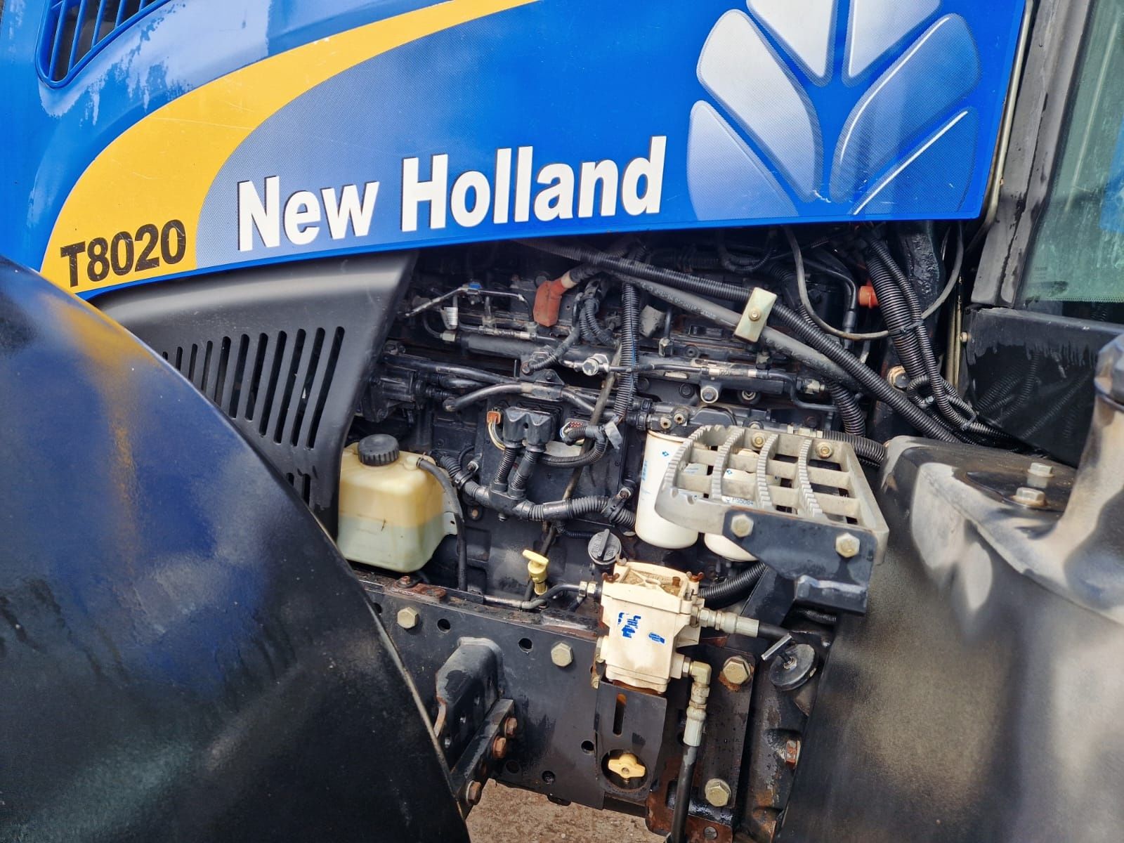 Ciągnik NEW HOLLAND T8020