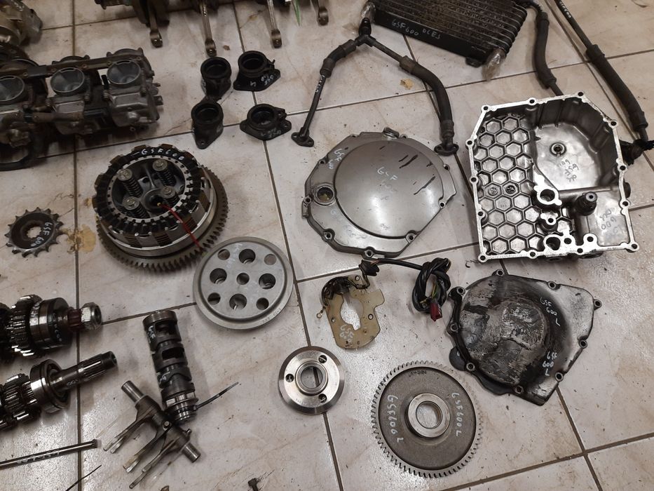 Suzuki GSF 600 silnik n713 części Bandit wał pokrywa głowica dekiel