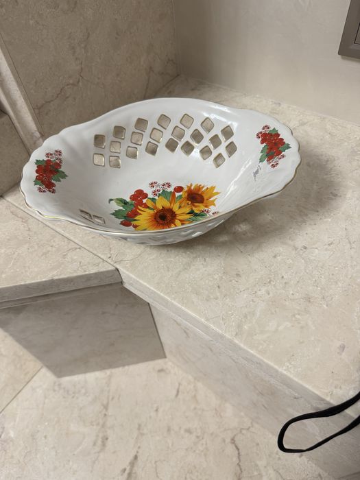 Фруктовниця фарфорова із оздобленням