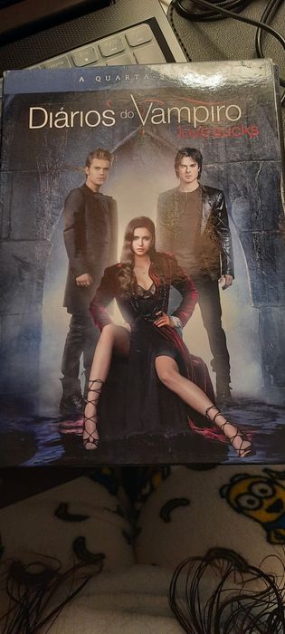 DVD Diários do Vampiro 
Quarta serie completa 
5 Cd's
Cd's e capa dos