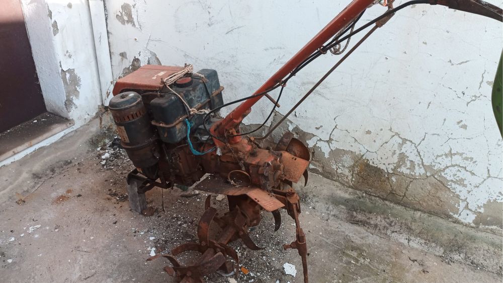 Trator de mão antigo mas funcionando em perfeitas condições