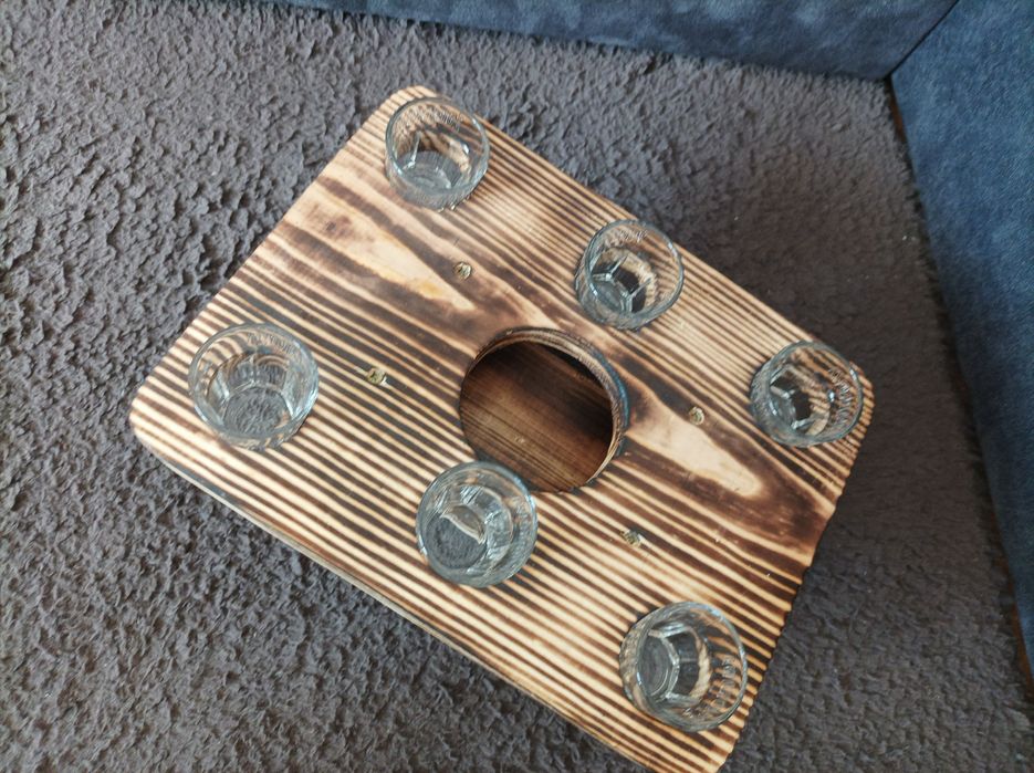 Stojak dębowy na alkohol, stolik na kieliszki