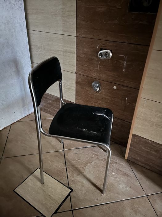 Krzesła, biurko, regały, zlew, lustra, stolik i inne