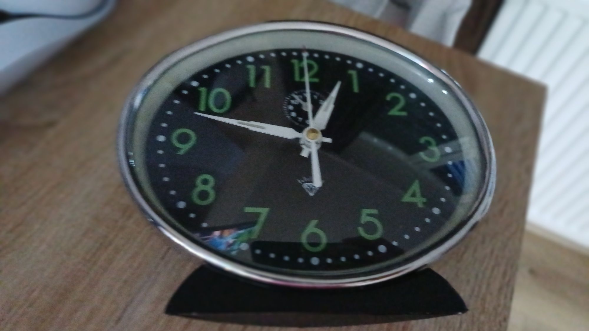 Stary budzik mechaniczny