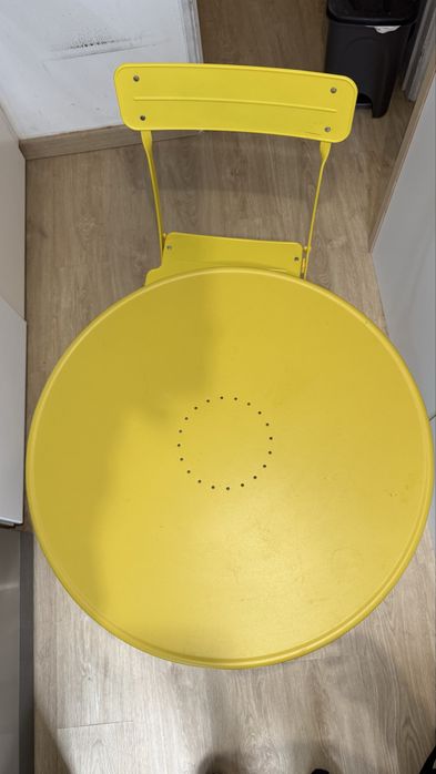 Mesa redonda com candeira de aço