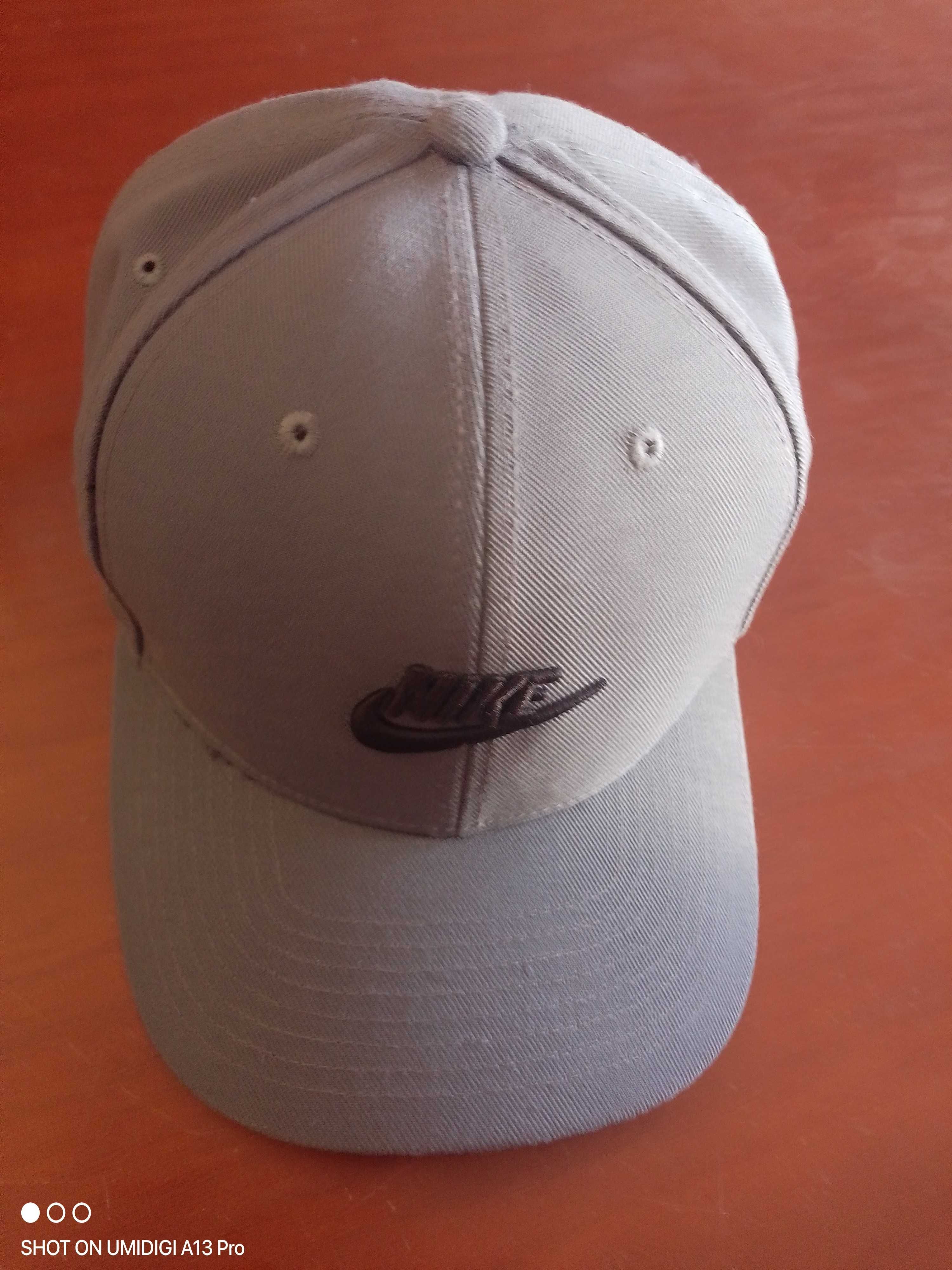 Boné marca NIKE cinza