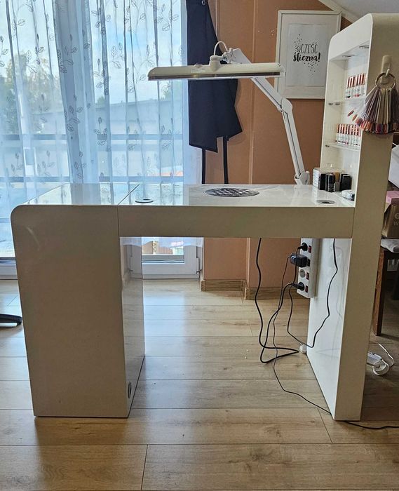 Biurko paznokcie salon beauty