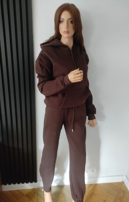 Komplet dresowy damski w rozmiarze od L i XL. 
Długość nogawki długa,