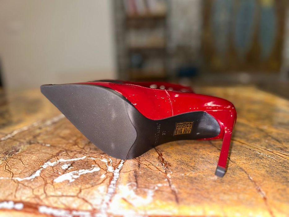 Класичні туфлі на підборах.