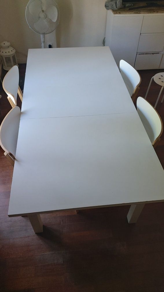 Mesa extensível IKEA e 4 cadeiras disponíveis a partir de 18/8