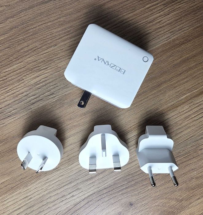 Ładowarka USB z czterema portami I zestawem adapterów podróżnych