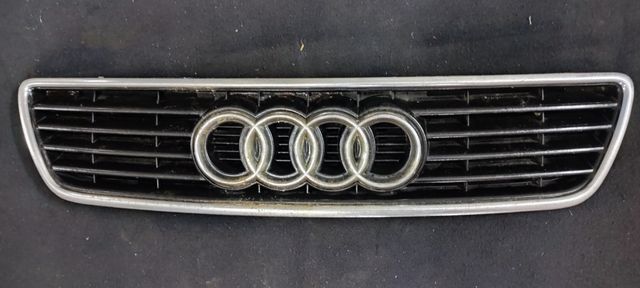 Решітка радіатора Audi C4