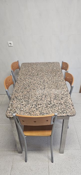 Mesa de cozinha em inox e pedra marmore e cadeiras