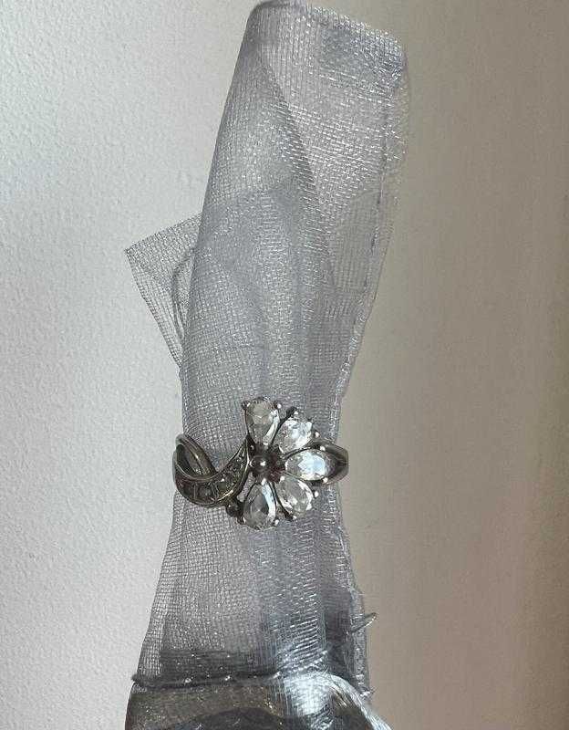 Срібна каблучка з трендовим в 24-му році квітковим дизайном