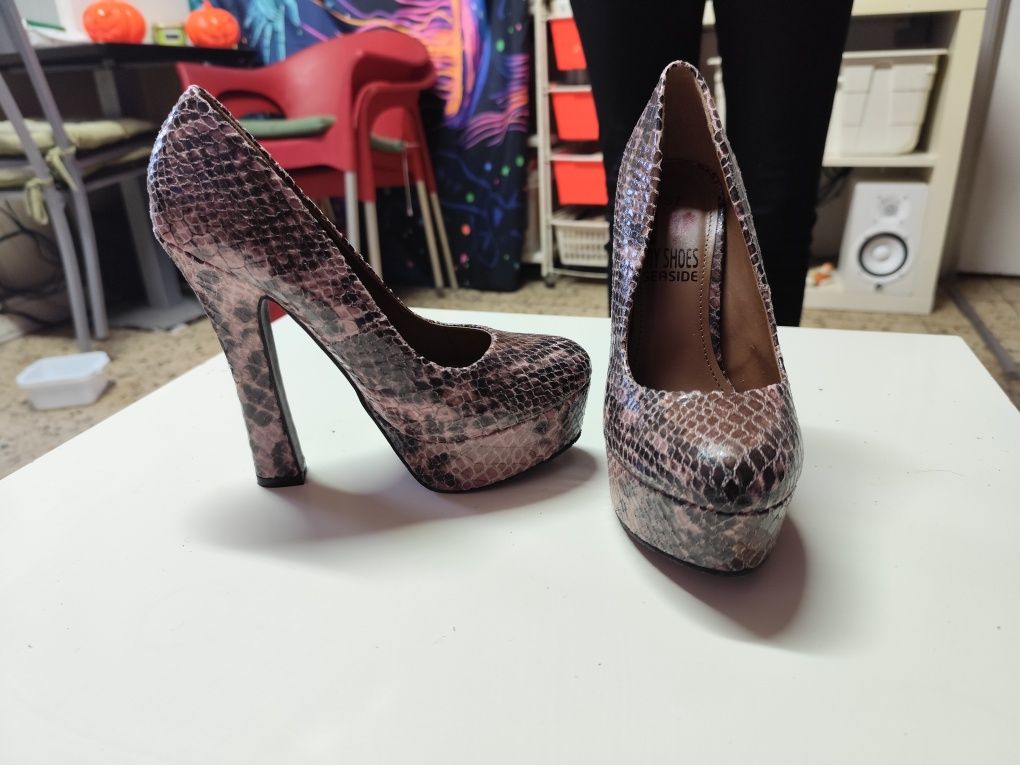 Atenção vendo sapatos