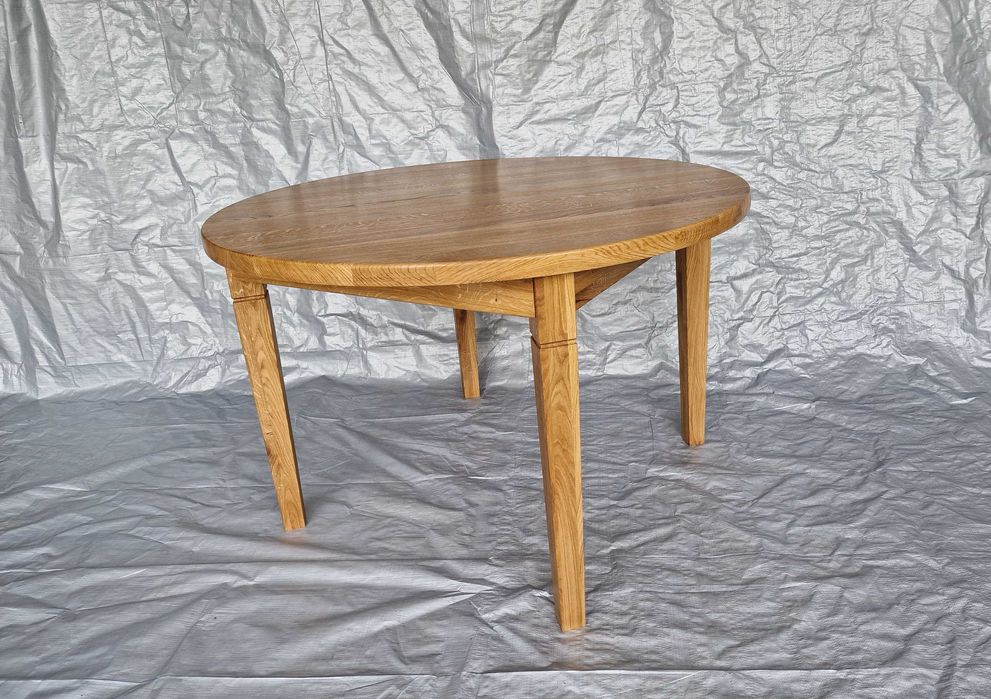 Piękny stół dębowy z litego drewna.