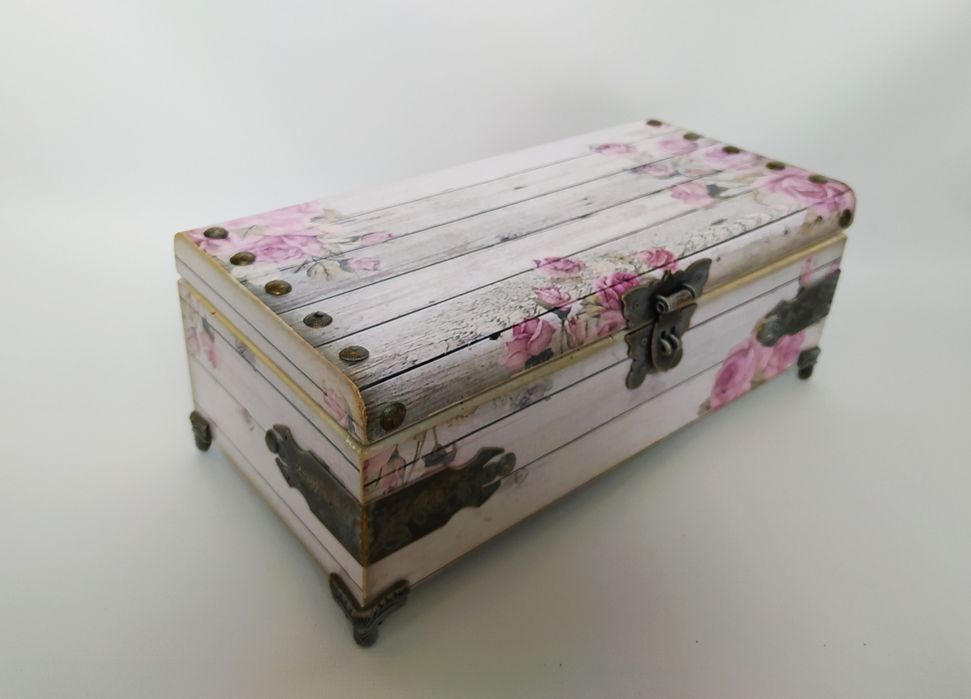 Великий дерев'яний сундук в стилі Шеббі шик