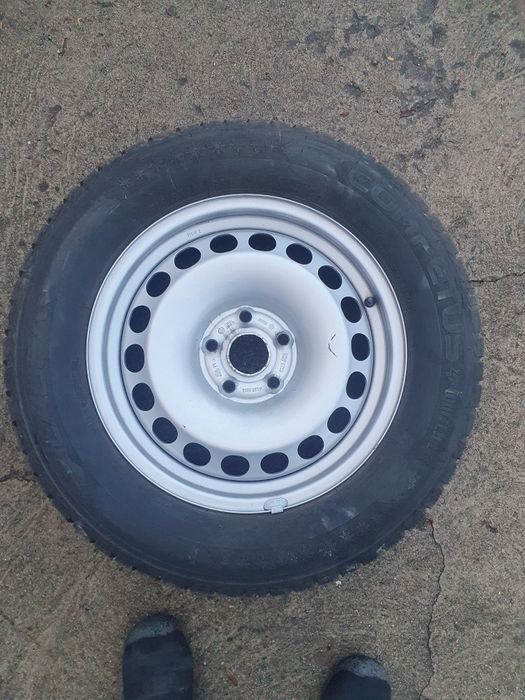 4 opony zimowe z felgami stalowymi  215/65/16R