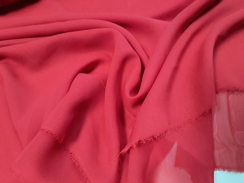 Żorżetka czerwona (przybrudzona) szer.146 cm.