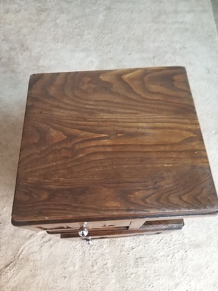 Mesa de cabeceira antiga restaurada