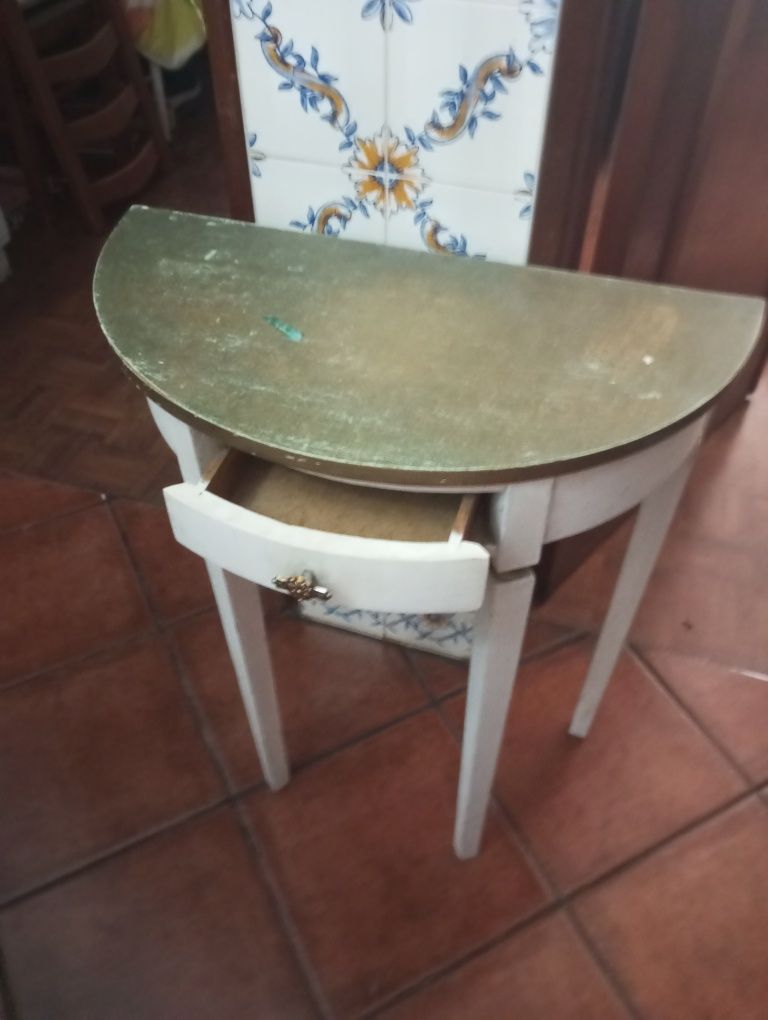 Mesa antiga branca e dourada