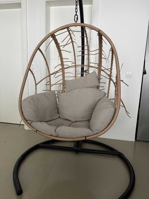 Cadeira suspensa com almofadas