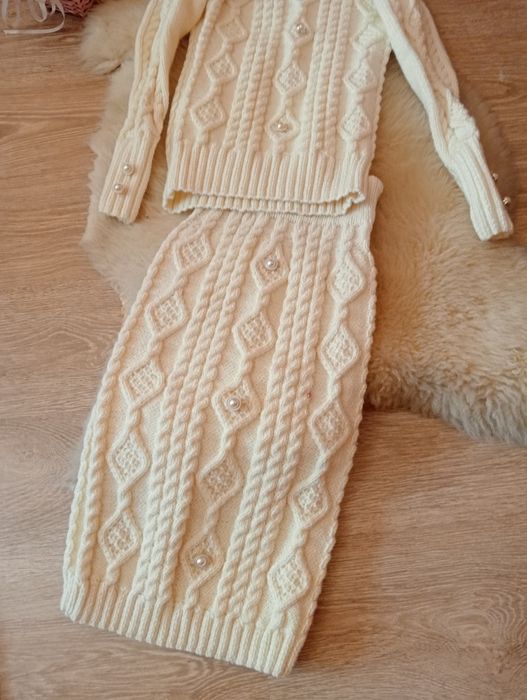 Неймовірно красивий В'язаний костюм, ручної роботи.