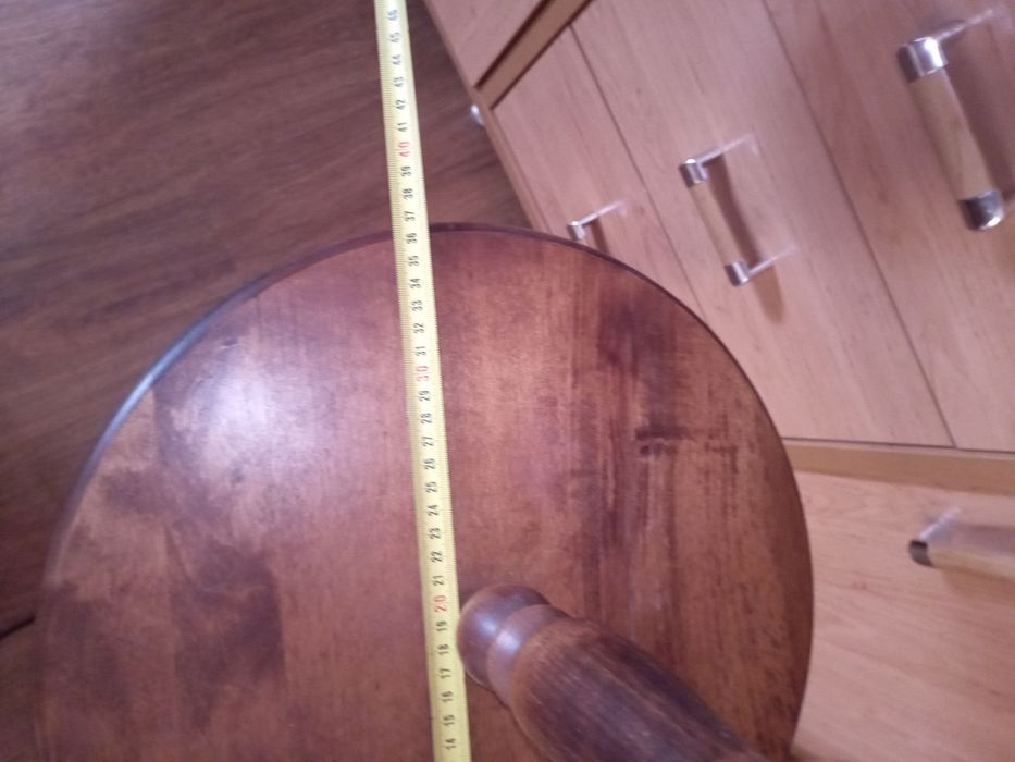 Lampa stojąca z półką.