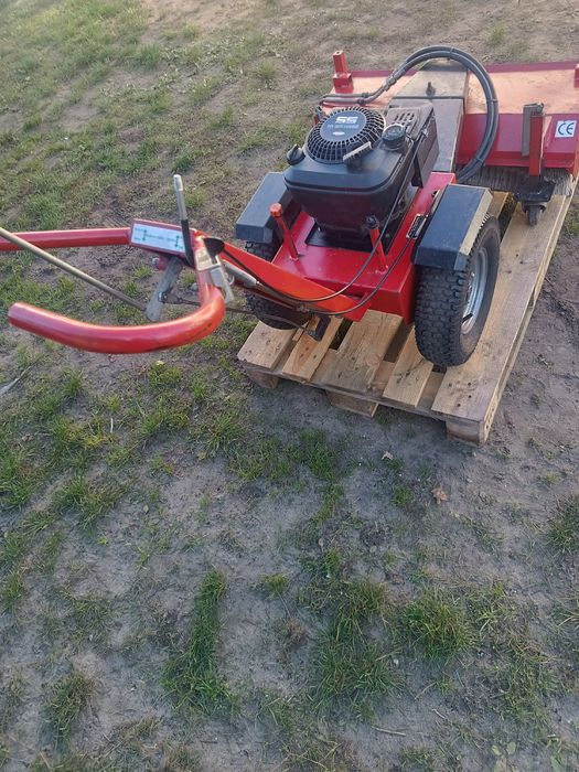 Zamiatarka hydrauliczna samojezdna spalinowa  z napędem Kerstin 1000