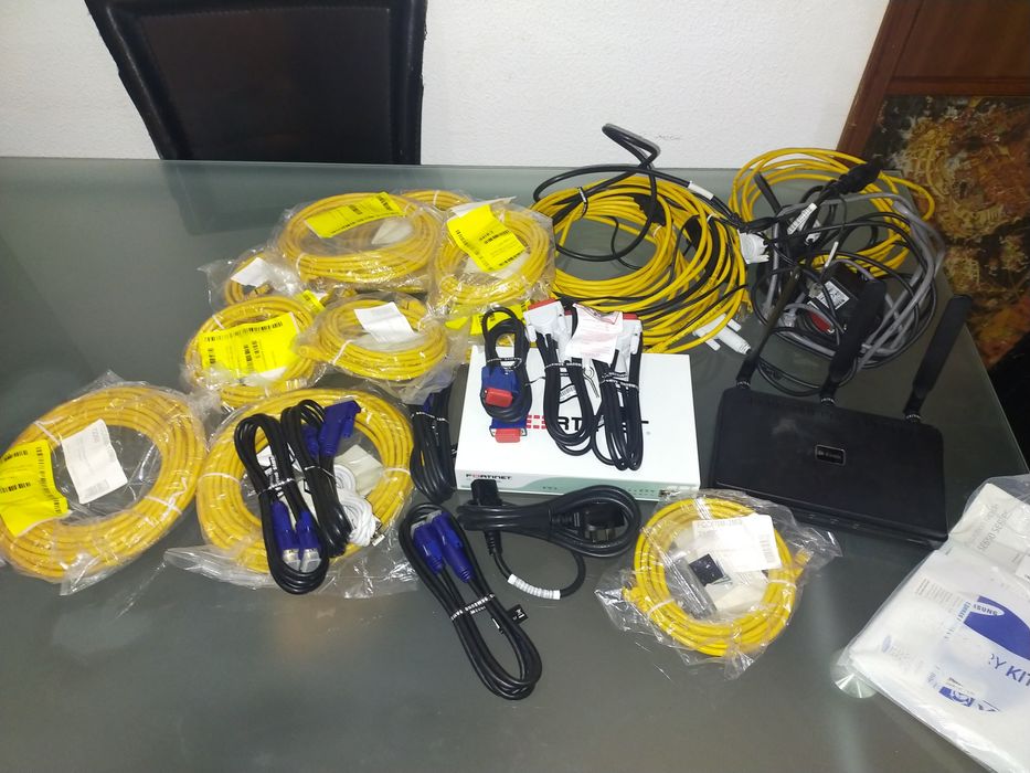 Conjunto Routers e cablagens informática