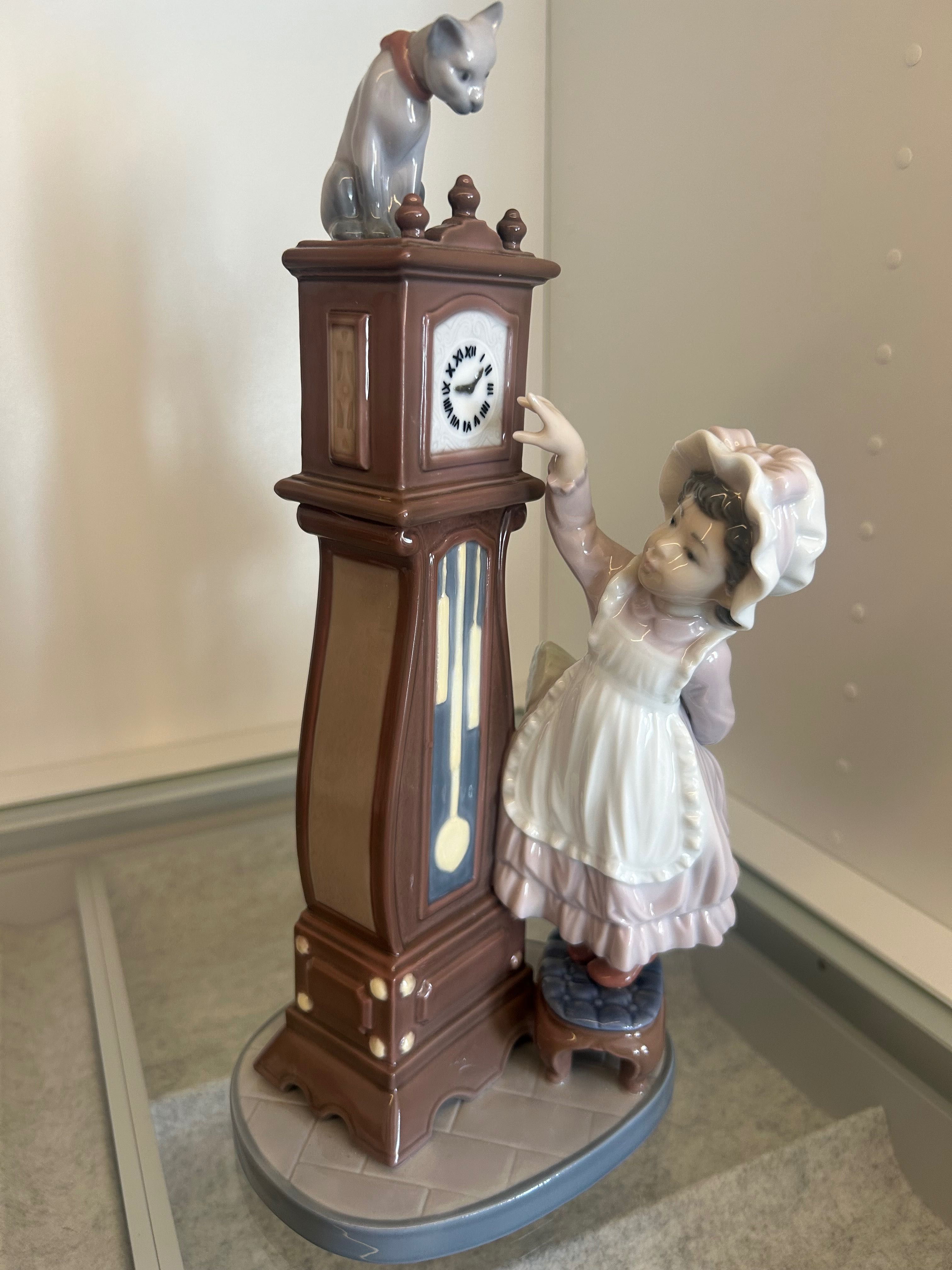 Lladró - Niñita poniendo la hora, 5247