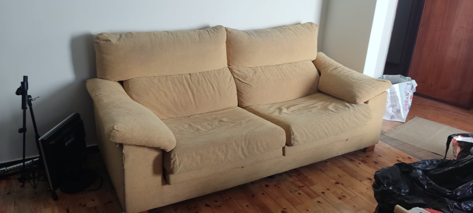 Sofá cama, com bastante parado