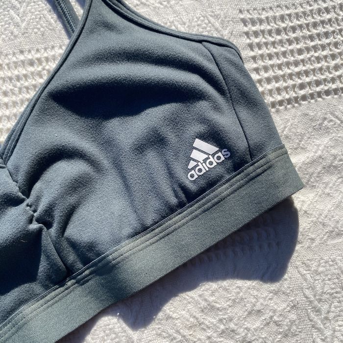 топ топик adidas yoga essentials light-support лиф серо-зеленый ориг