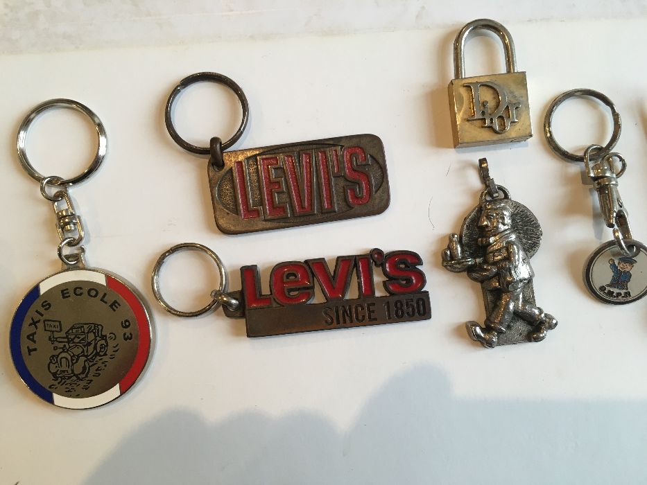 Pins de coleção e porta-chaves raros