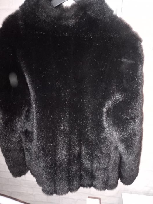 Czarne miękkie futro pikowane xl XXL 42 44 lśniące nowe