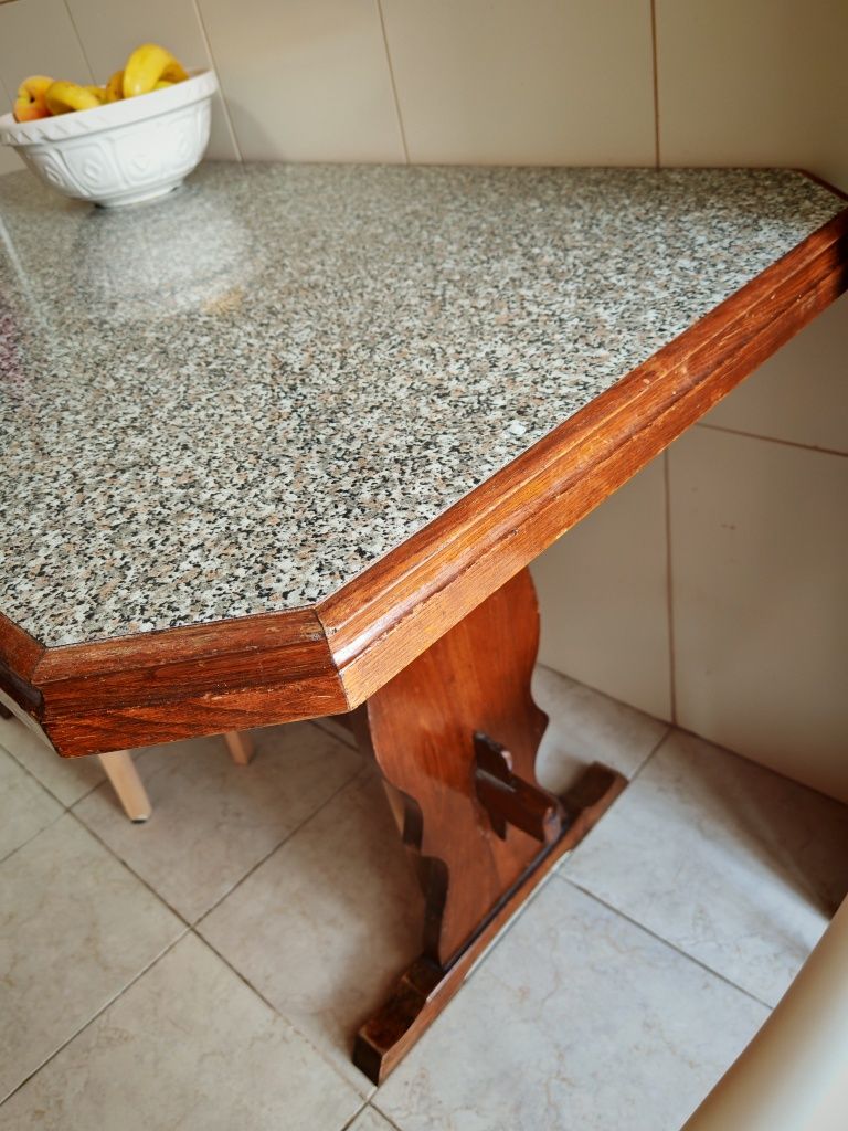 Mesa de cozinha em madeira maciça