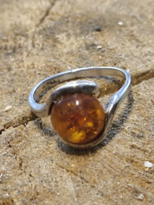 Srebrny pierscionek z bursztynem ,G5