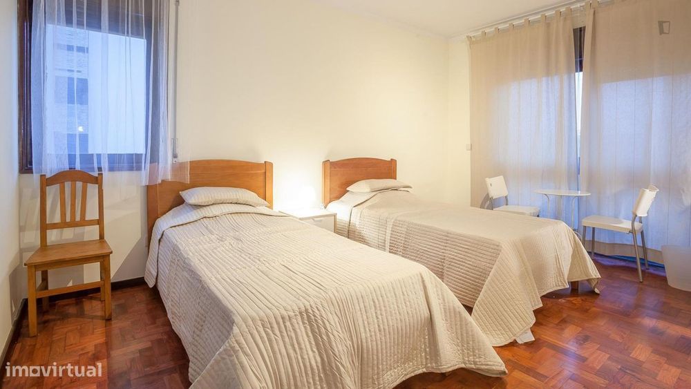 5335 - Quarto com várias camas, com casa de...
