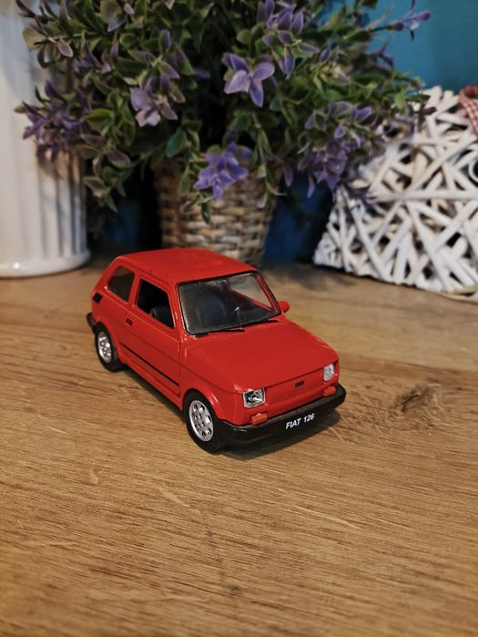 Fiat 126p czerwony 1:32