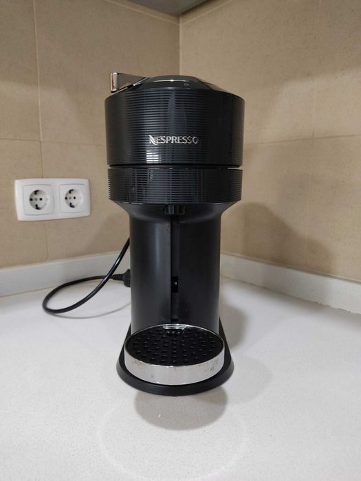 Máquina de Café - Nespresso Vertuo Next (Black)