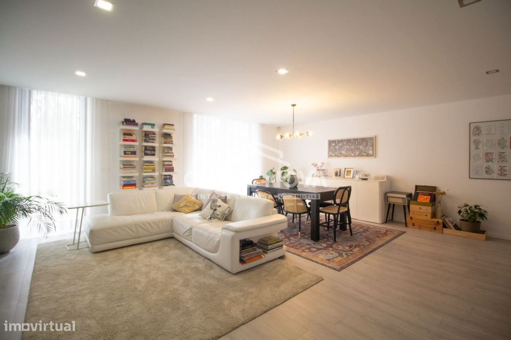 Moradia T3 em Grijó com 3 frentes, varandas e jardim