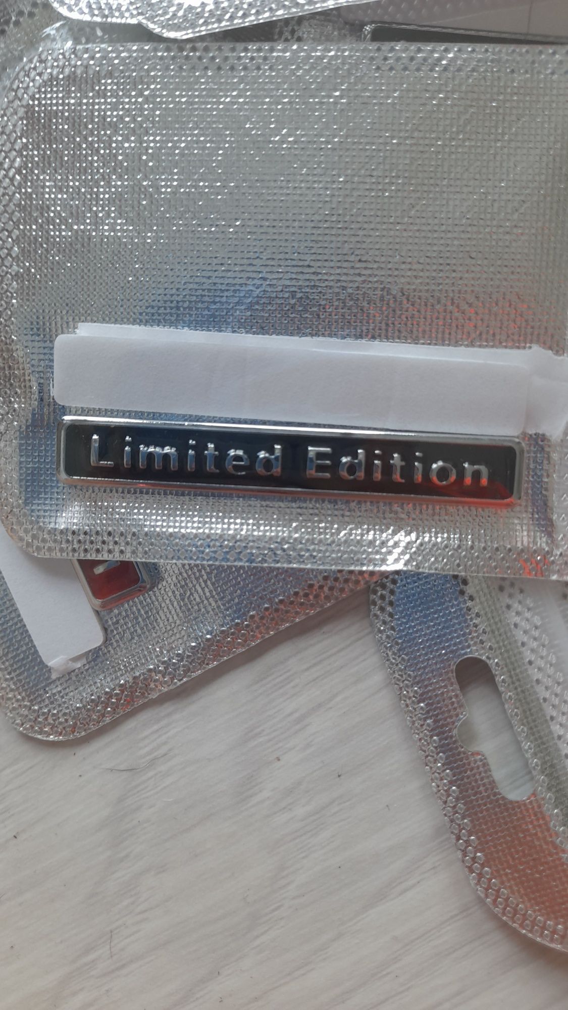 Limited Edition napis logo chrom naklejane czarna /czerwona